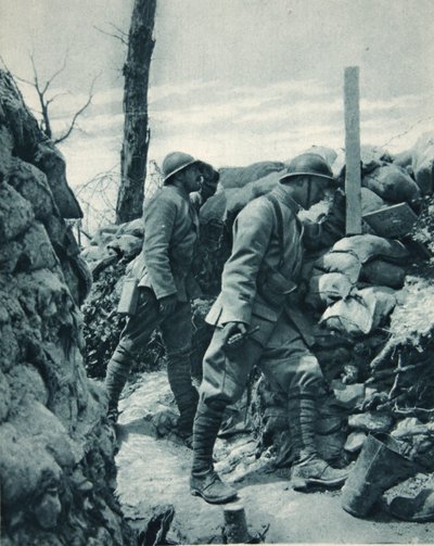 Die französische Front: Beobachtung des feindlichen Grabens durch ein Periskop vor einem Wurf, Illustration aus The Illustrated War News, Januar 1917 von French Photographer